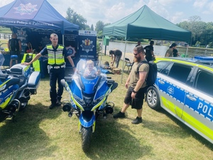 dziecko na motocyklu policyjnym