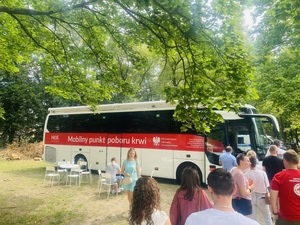 kolejka ludzi przed krwiobusem
