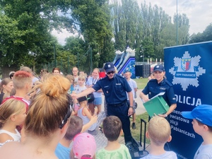 Komendant Komendy Powiatowej Policji w Pabianicach wręczający nagrody dla dzieci