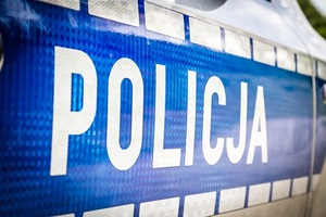 napis Policja na boku radiowozu