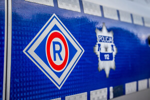 logo ruchu drogowego oraz policja 112 na naklejce boku radiowozu