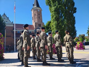 Kompania Honorowa stojąca przed Pomnikiem Niepodległości