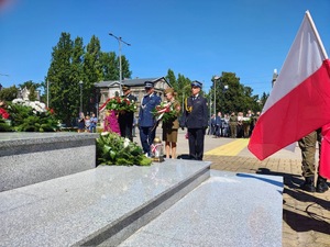 funkcjonariusze Służb Mundurowych składają wieńce przed Pomnikiem Niepodległości