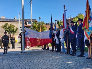 poczty sztandarowe podczas podnoszenia Flagi Państwowej