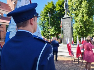 funkcjonariusz Policji z pocztu sztandarowego podczas obchodów Święta Wojska Polskiego
