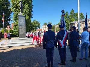 poczet sztandarowy podczas obchodów Święta Wojska Polskiego
