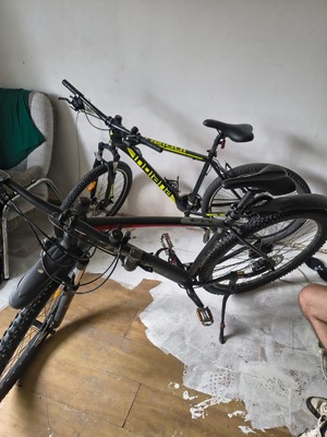 dwa rower w mieszkaniu, które zostały skradzione