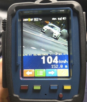 urządzenie do mierzenia prędkość, które wskazuje 104 km/h zmierzonego pojazdu