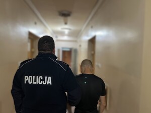 Stojący mężczyzna z zatrzymanym mężczyzną