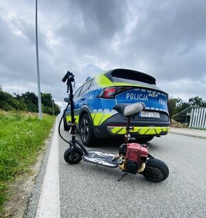 pojazd który jest samoróbką sprawcy na tle radiowozu