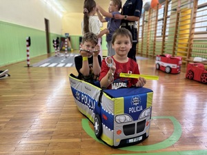 grupa uczniów podczas zabawy na macie "autochodzik"