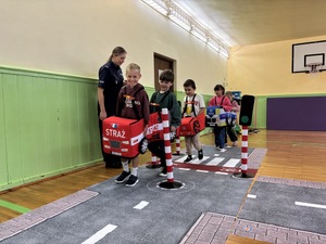 grupa uczniów podczas zabawy na macie "autochodzik"