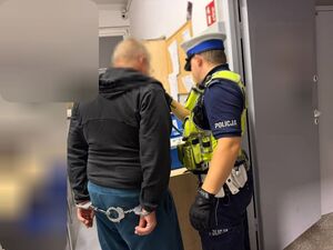 umundurowany policjant bada zatrzymanego na zawartość alkoholu