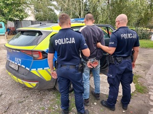 policjanci wraz z zatrzymanym mężczyzną