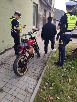 dwóch policjantów legitymujących kierującego