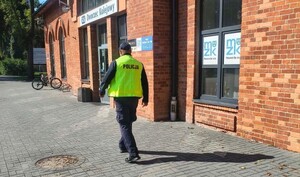 umundurowany policjant patroluje rejon dworca PKP Pabianice