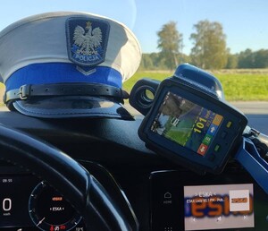 ręczny miernik prędkości wskazujący 101 kilometrów na godzinę