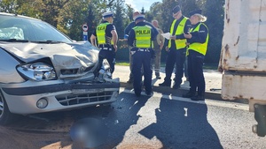 umundurowani policjanci wykonują czynności na miejscu zdarzenia