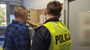 umundurowany funkcjonariusz bada na zawartość alkoholu zatrzymanego
