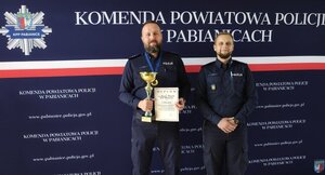 umundurowani funkcjonariusze od lewej Maciej Kosecki i Michał Rybicki