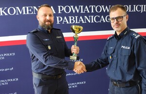 Komendant Powiatowy Policji w Pabianicach młodszy inspektor Robert Ludwikowski gratuluje 1 miejsca aspirantowi Maciejowi Koseckiemu