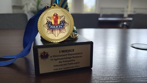 puchar wraz z medalem za zajęcie pierwszego miejsca