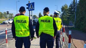 umundurowany funkcjonariusz ruchu drogowego szkoli funkcjonariuszy podczas szkolenia podstawowego z zakresu jesiennej lustracji dróg.