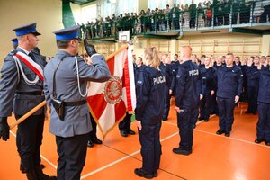 nowo przyjęci policjanci składają rotę ślubowania