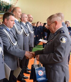 komendant wojewódzki wręcza nagrody wyróżnionym policjantom