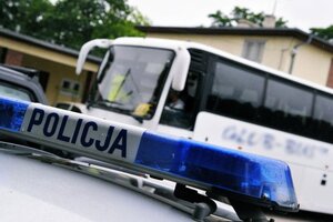 napis policja, w tle autobus