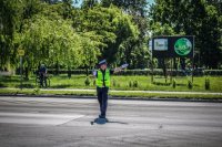 policjant podczas kierowania ruchem