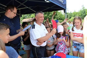 policjant wraz ze strażnikiem prowadzą dla dzieci konkurs