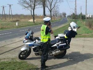 policjant podczas kontroli prędkości