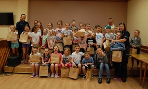 pamiątkowe zdjęcie ze spotkania policjantów z półkolonistami