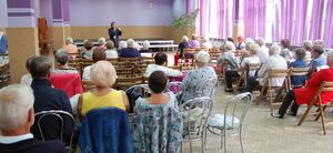 policjanci na spotkaniu z seniorami