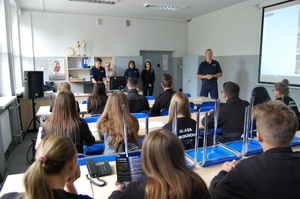 policjanci zachęcają uczniów klasy mundurowej do wstąpienia w policyjne szeregi