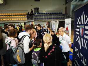 młodzież odwiedzająca policyjne stoisko podczas targów pracy